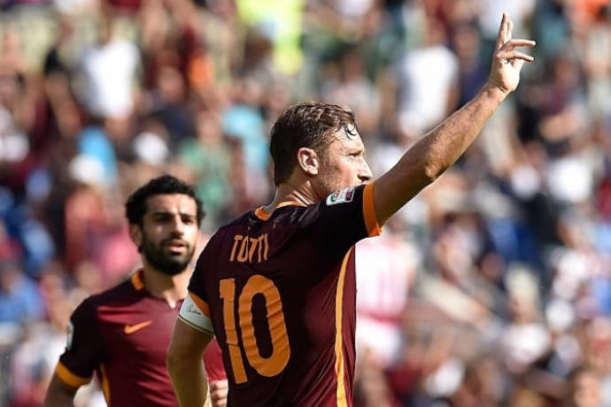 Fans rally round Totti as Roma move up to second