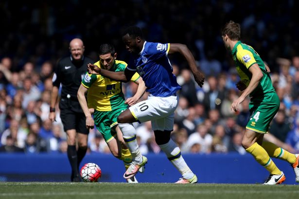 Romelu Lukaku and Norwich City's Graham Dorrans battle for the ball on Sunday