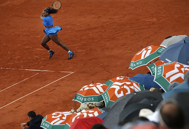 After 'long' coach's speech, Williams gets by at French Open