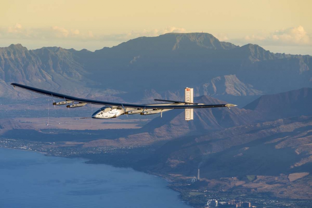 Solar Impulse 2 lands at Phoenix Goodyear Airport