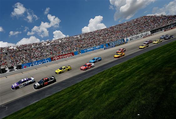 Denny Hamlin and Martin Truex Jr. lead the field at the start of the race at the Dover International Speedway