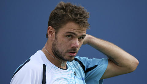 Wawrinka manages to avoid ignominious first-round exit at French Open