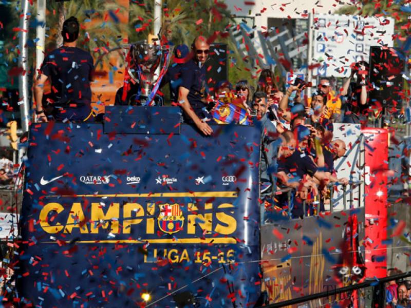 Suarez hat-trick fires Barcelona to La Liga title