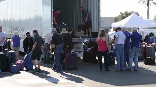 Phoenix Sky Harbor Airport a mess after TSA can't check checked bags