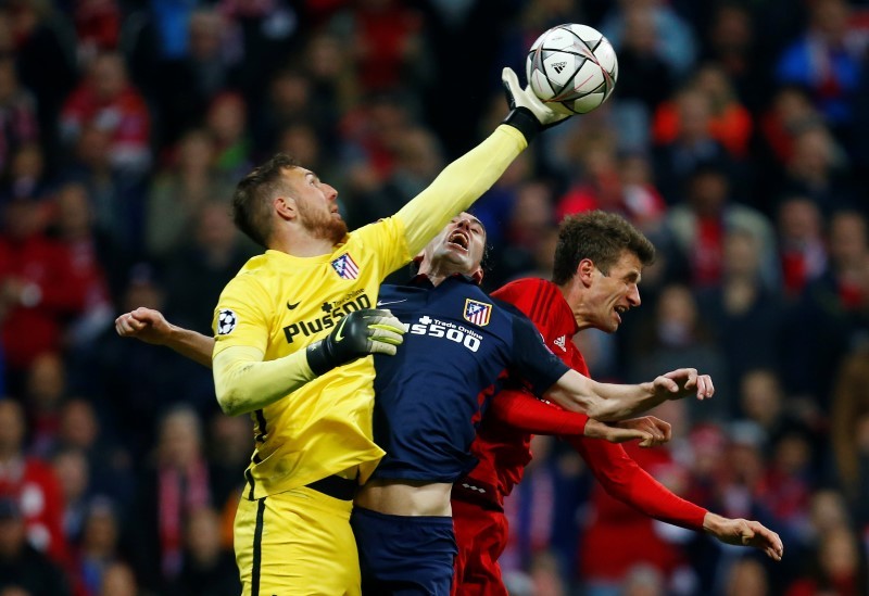 Britain Football Soccer- Bayern Munich v Atletico Madrid- UEFA Champions League Semi Final Second Leg- Allianz Arena Munich- 3/5/16 Atletico Madrid's Jan Oblak and Diego Godin in action with Bayern Munich's Thomas Muller Reuters  Ralph Orl