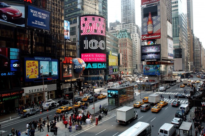 Traffic and pedestrians crowds Times Square