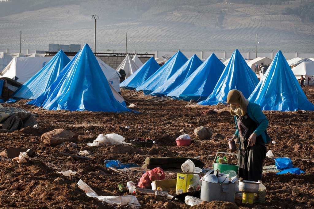 Deadly air strike hits Syrian refugee camp in Idlib