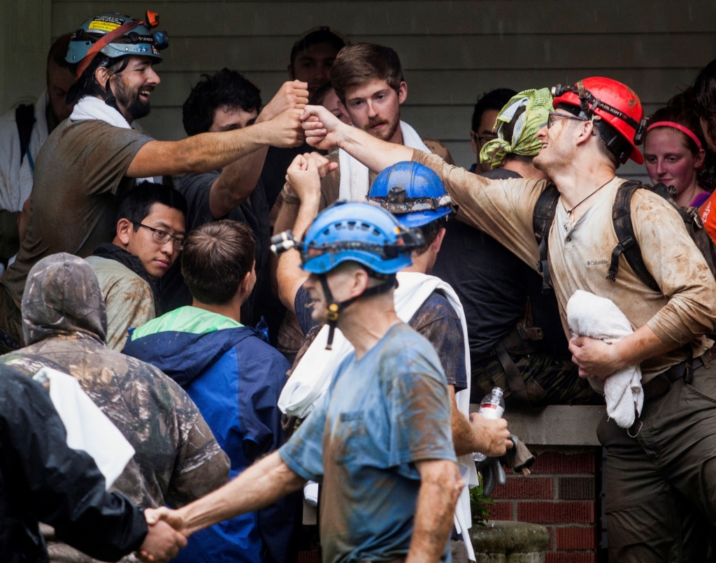 About two dozen trapped in Kentucky cave