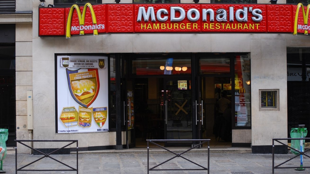 Wikimedia Commons   A McDonald's restaurant in Paris