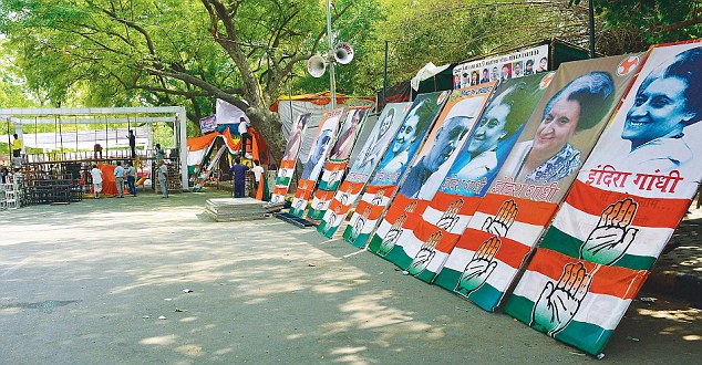 Workers prepare the ground for the Congress rally to be held at Jantar Mantar