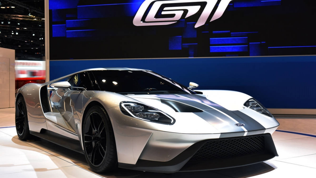 2017 Ford GT goes higher tech with optional carbon fiber wheels top shot