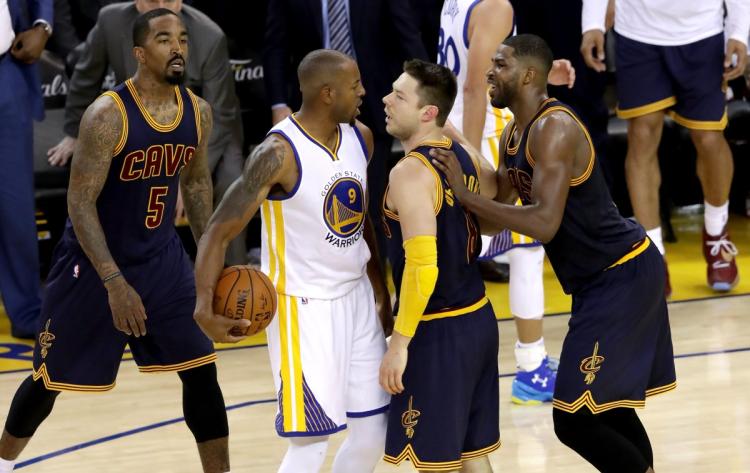 Andre Iguodala and Matthew Dellavedova go at