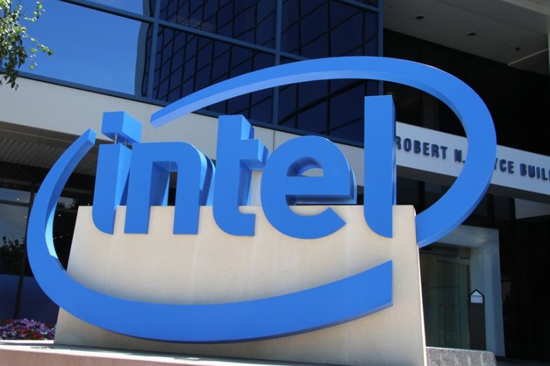 Intel Gets Chip Order From Apple, Its First Major Mobile Win