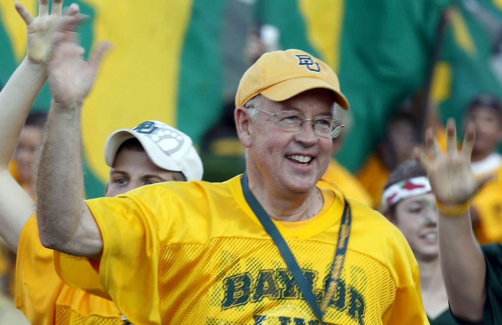 Report: After move from president, Ken Starr resigns as Baylor's chancellor