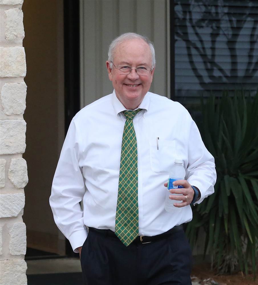 Image Baylor President Ken Starr leaves a terminal at a Waco airport