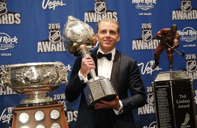 Chicago Blackhawks Patrick Kane poses with the Art Ross Trophy left the Hart Trophy center and the Ted Lindsay Award after winning the awards at the NHL Awards show Wednesday