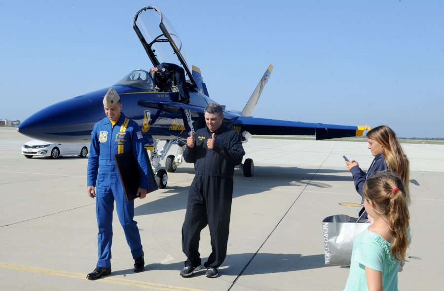 Juan Carlo  THE STAR Camarillo High School head football coach Jack Willard gives a thumbs-up signal after flying with Blue Angels pilot Capt. Jeff Kuss at the Point Mugu Air Show in September. Kuss died Thursday when his plane crashed in Te