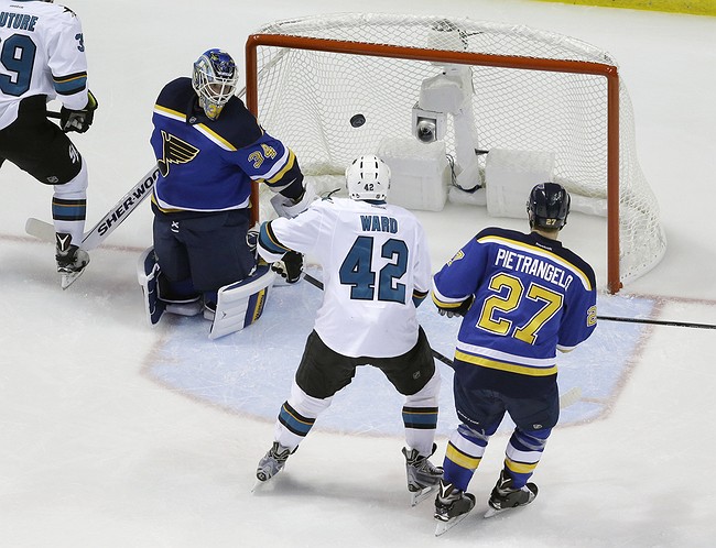 Pavelski scores twice, Sharks top Blues to take 3-2 lead