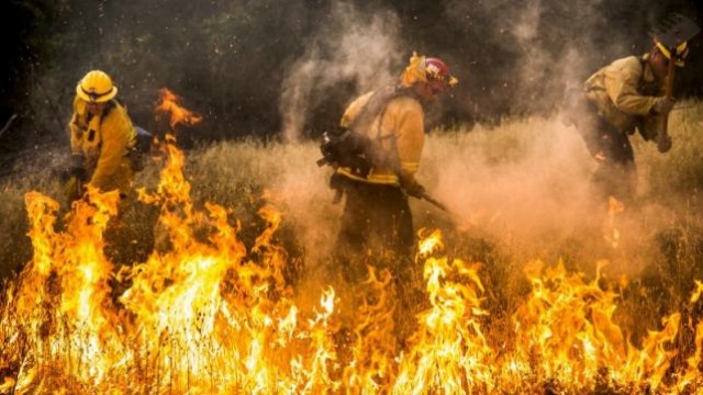 California fire destroys 80 buildings closes highways