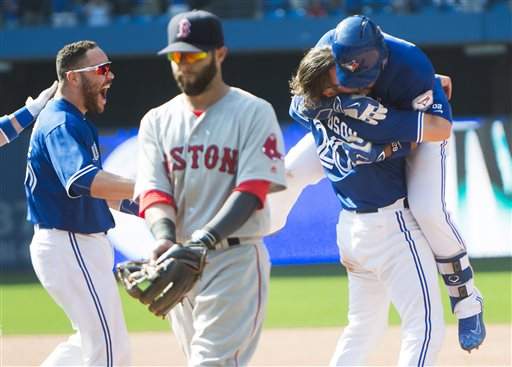 Martin scores winning run in 10-9 Jays win