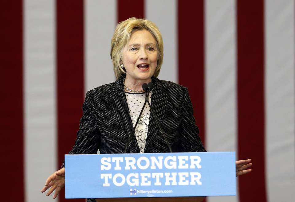 Clinton warns that Trump would plunge economy into recession