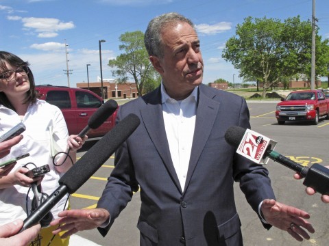 Wisconsin's Johnson, Feingold downplay political experience