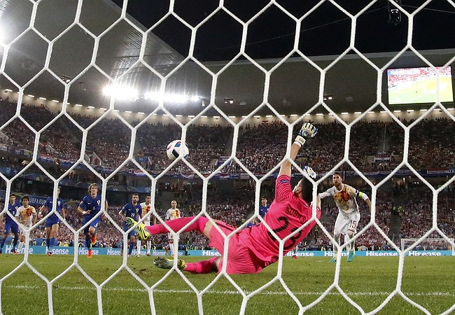 Croatia comes from behind to stun Spain and win Group D