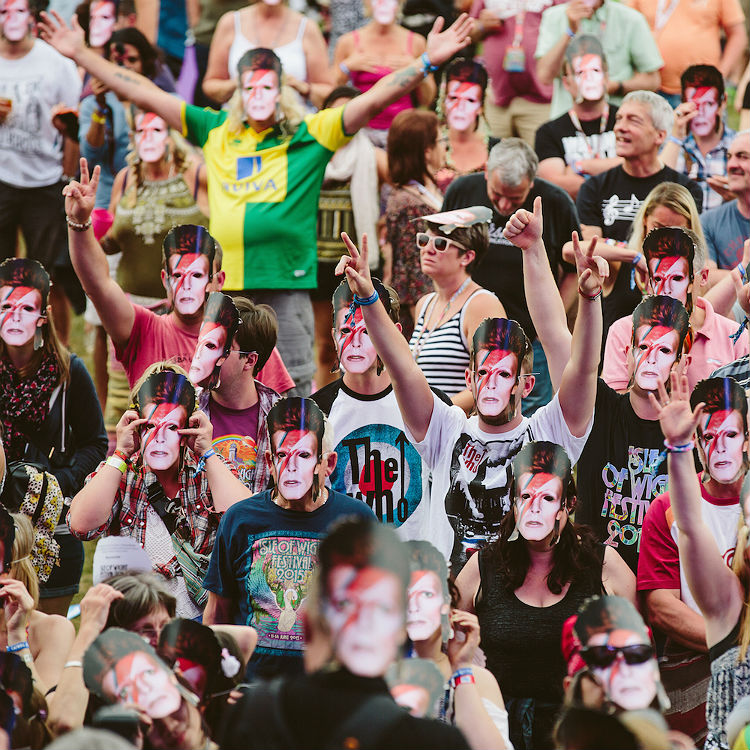 Isle Of Wight festival pay tribute to David Bowie with masks