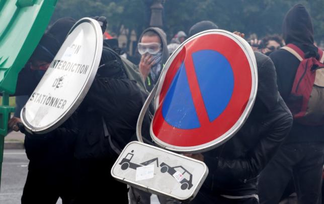 Protesters use road signs as shields during clashes with riot police and gendarmes at the Invalides square during a demonstration as part of nationwide protests against plans to reform French labour laws in Paris France. REUTERS  PHILIPPE WOJAZER