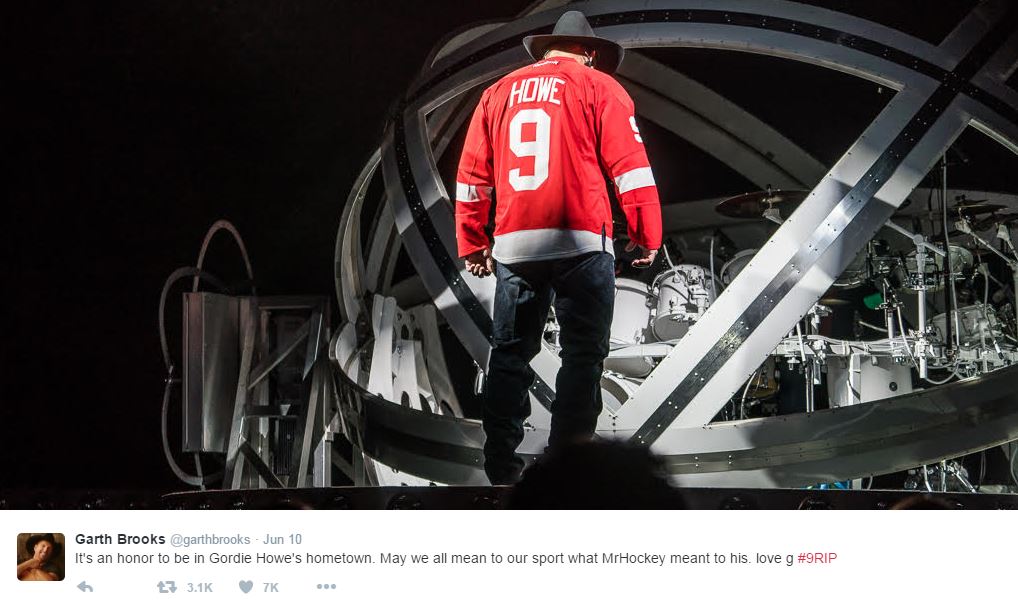 Garth Brooks paid this tribute to Gordie Howe while in the hockey legend's hometown of Saskatoon. Image via