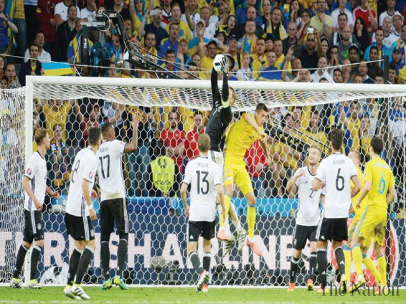 Schweinsteiger seals German victory