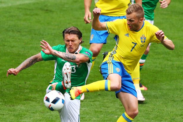 Jeff Hendrick of Republic of Ireland and Sebastian Larsson of Sweden