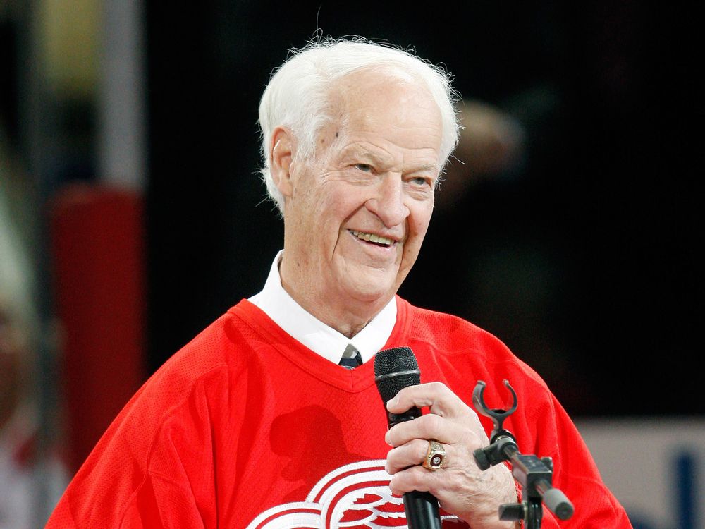 Gordie Howe speaks to fans in 2009 at the Bell Centre in Montreal