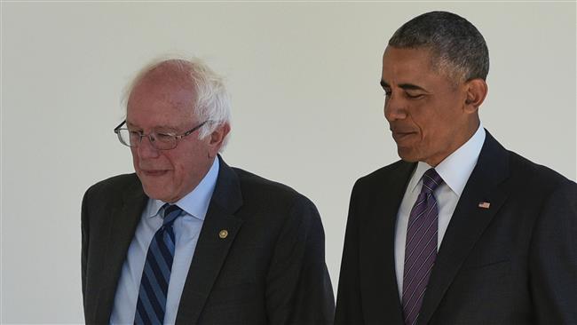 US President Barack Obama walks with Democratic presidential candidate Bernie Sanders through the Colonnade for a meeting in the Oval Office