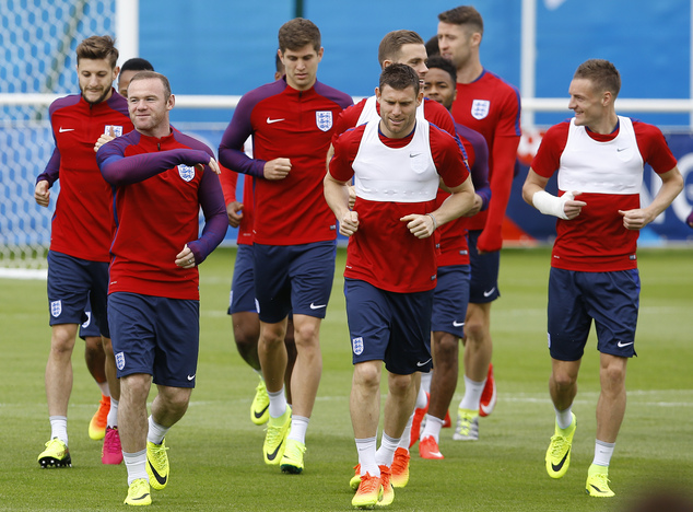 England¿s captain Wayne Rooney left runs with players during a training session in Chantilly France Wednesday