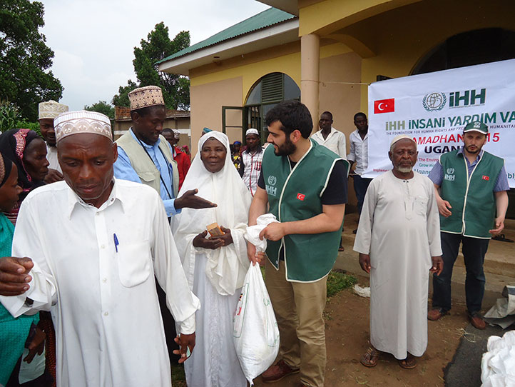 Imam Kasozi and officials from Hasene donate Ramadhan package to muslims at Kawempe Buyita mosque in Mukono district