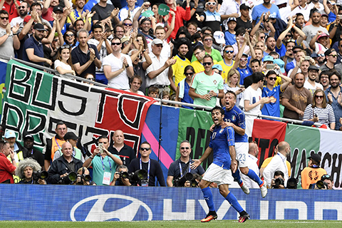 Italy's forward Citadin Martins Eder celebrates scoring a goal with Italy's midfielder Emanuele Giaccherini during the Euro 2016 group E football match between Italy and Sweden at the Stadium Municipal in Toulouse