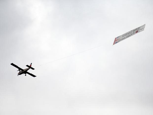 Brexit campaign criticised after flying plane over Jo Cox service