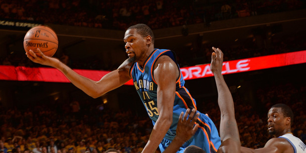 Kevin Durant drives to the basket against the Golden State Warriors