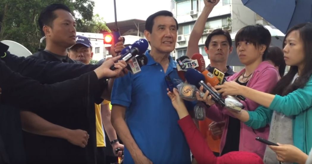 Ma Ying-jeou addresses Taiwanese media while out for exercise