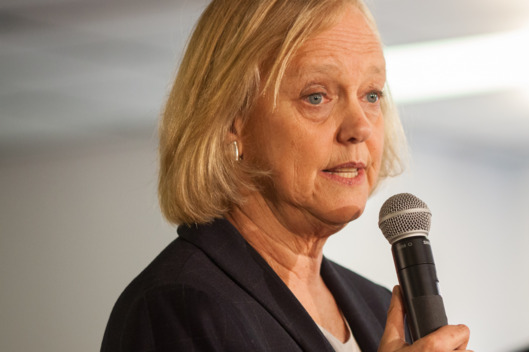 Meg Whitman Joins Chris Christie For Town Hall In New Hampshire