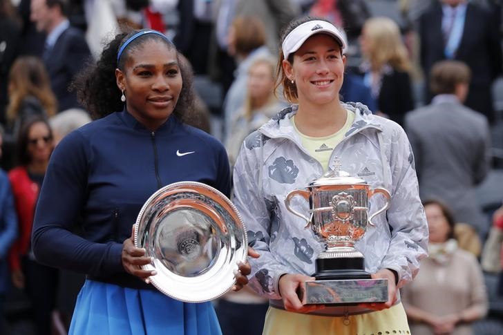 Tennis- French Open Women's Singles Final match- Roland Garros- Serena Williams of the U.S. vs Garbine Muguruza of Spain- Paris France- 04/06/16. Garbine Muguruza and Serena Williams pose with their trophies. REUTERS  Benoit Tessier