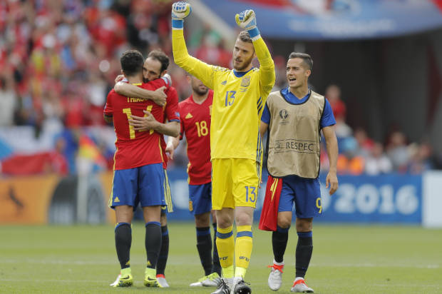 Spain's De Gea puts bad week behind him Petr Cech shines