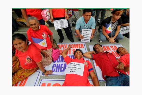 Supporters of vice presidential candidate Sen. Ferdinand