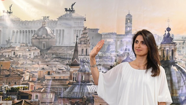 New Rome's Mayor Virginia Raggi of the 5 Star Movement waves at the end of a press conference in Rome. |AP