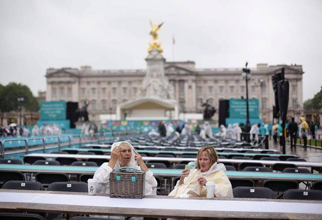 Queen Elizabeth celebrates 90th birthday with a parade and military ceremony