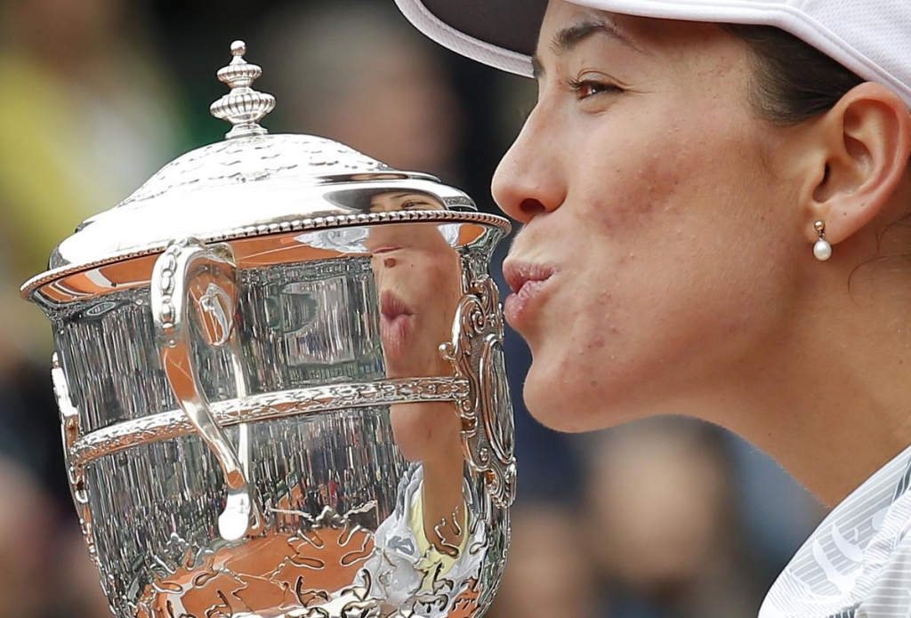 Garbiñe Muguruza defeats Serena Williams to win French Open final