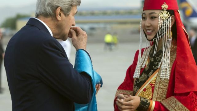 In Mongolia, Kerry hails 'oasis of democracy'