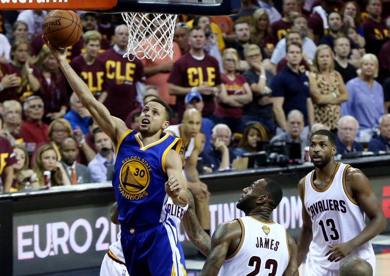 Stephen Curry gets to the hoop against the Cavs