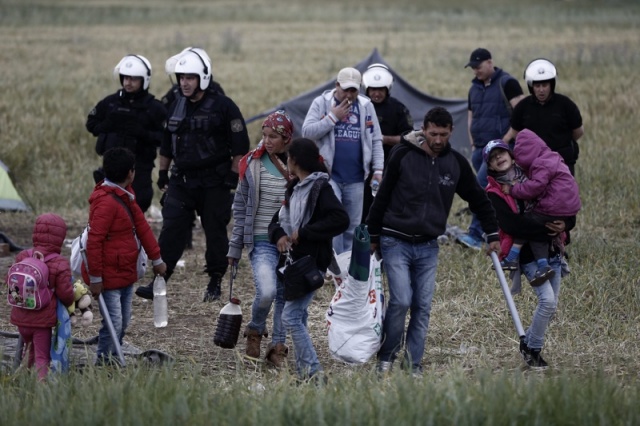 Bulgaria Greece Begins Relocation of Migrants from Idomeni Refugee Camp